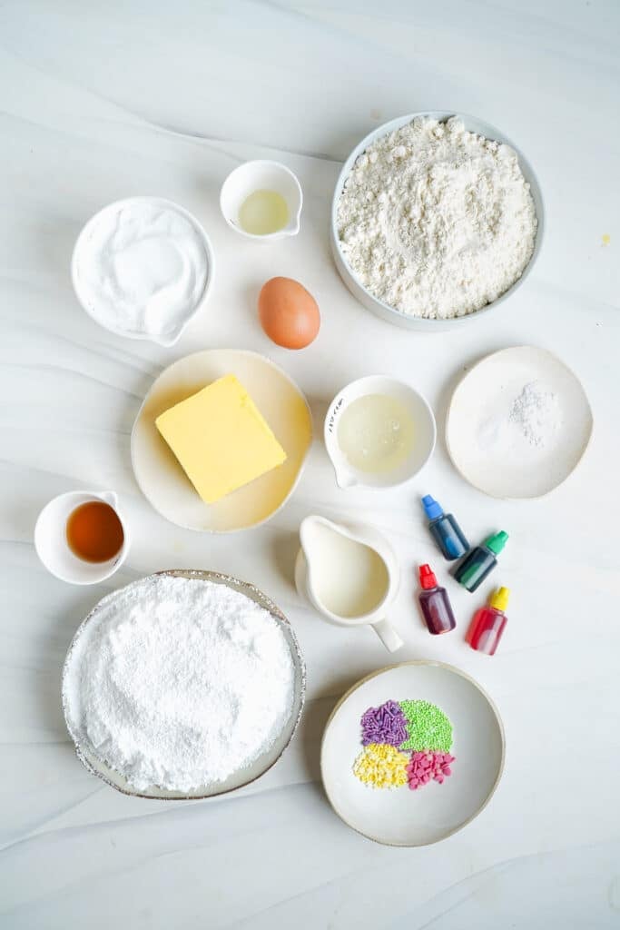 Todos los ingredientes para hacer galletas de azúcar y un glaseado sencillo para galletas de azúcar