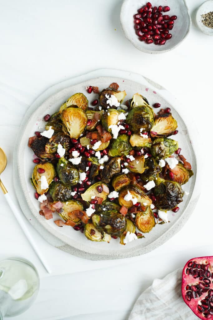 Brotes de Bruselas asados con Bacon y Granadas | saborinspirado.com