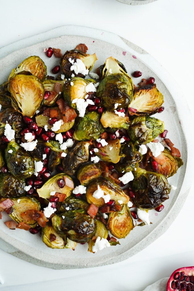 Brotes de Bruselas asados con Bacon y Granadas | saborinspirado.com