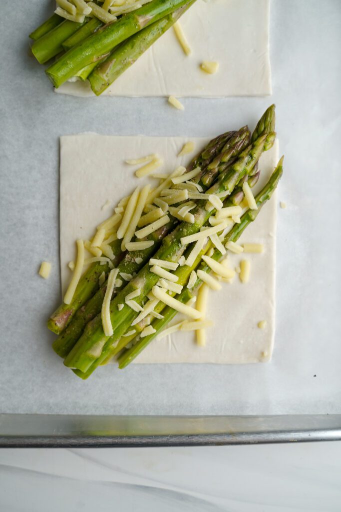 Espárragos Espolvoreados con Queso | saborinspirado.com