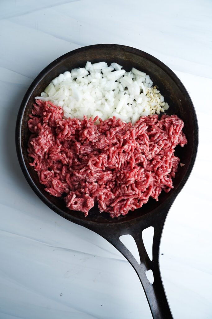 Cocina la carne molida con cebolla y ajo | saborinspirado.com