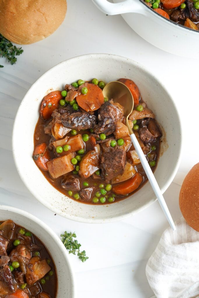 Plato de Estofado de Carne Clásico | saborinspirado.com