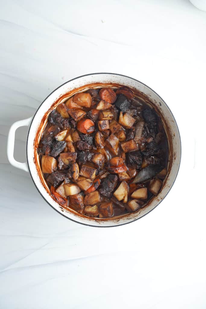 Estofado Clásico de Carne en una Olla | saborinspirado.com