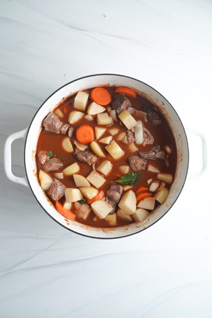 mezclando ingredientes del estofado clásico | saborinspirado.com