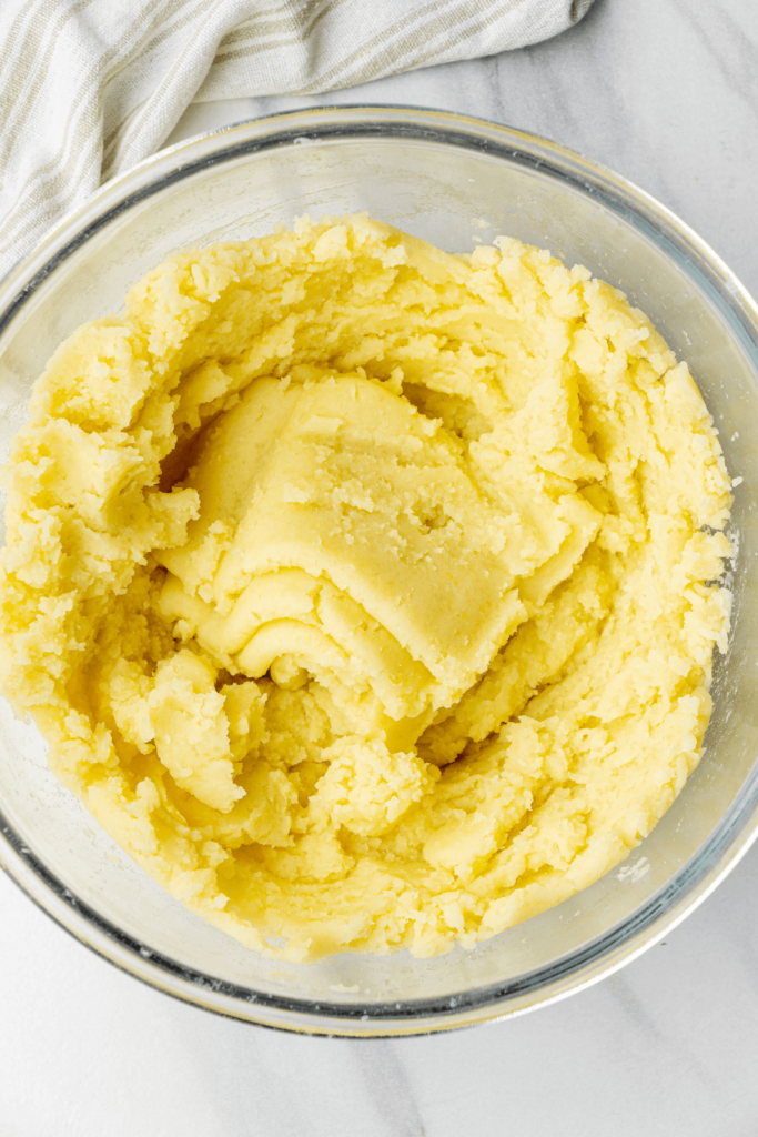 Puré de patatas Yukon Gold en un bol de vidrio, listo para agregar mantequilla, crema y especias.