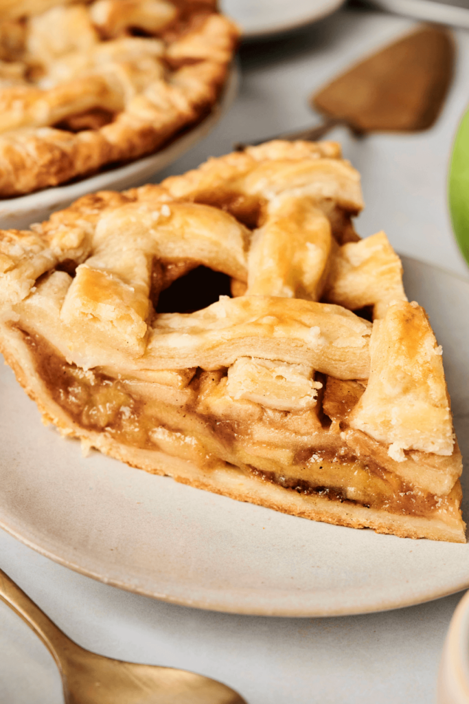 Rebanada de tarta de manzana con corteza trenzada.