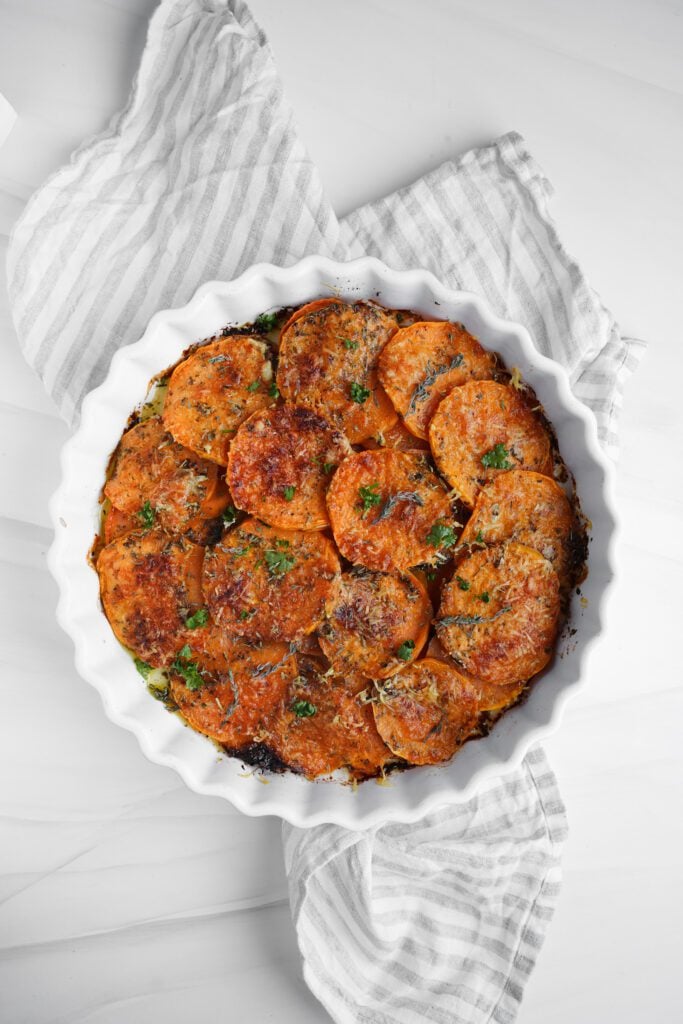 Garlic-butter-parmesan-roasted-sweet-potatoes | saborinspirado.com