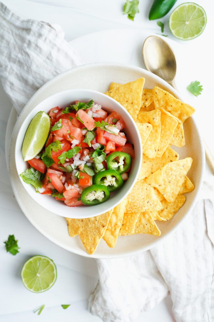 Pico De Gallo Casero con Nachos | saborinspirado.com