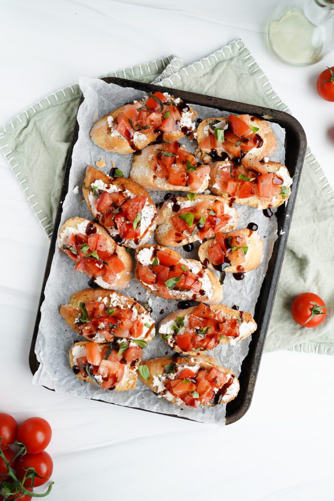 Cobertura de bruschetta sobre pan tostado | saborinspirado.com