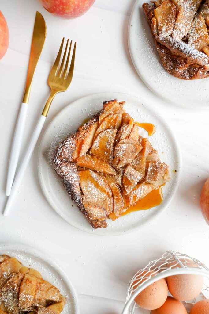 Porción de pancake de manzana con azúcar | saborinspirado.com