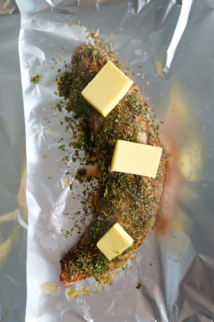 solomillo de cerdo cubierto con tres porciones de mantequilla | saborinspirado.com