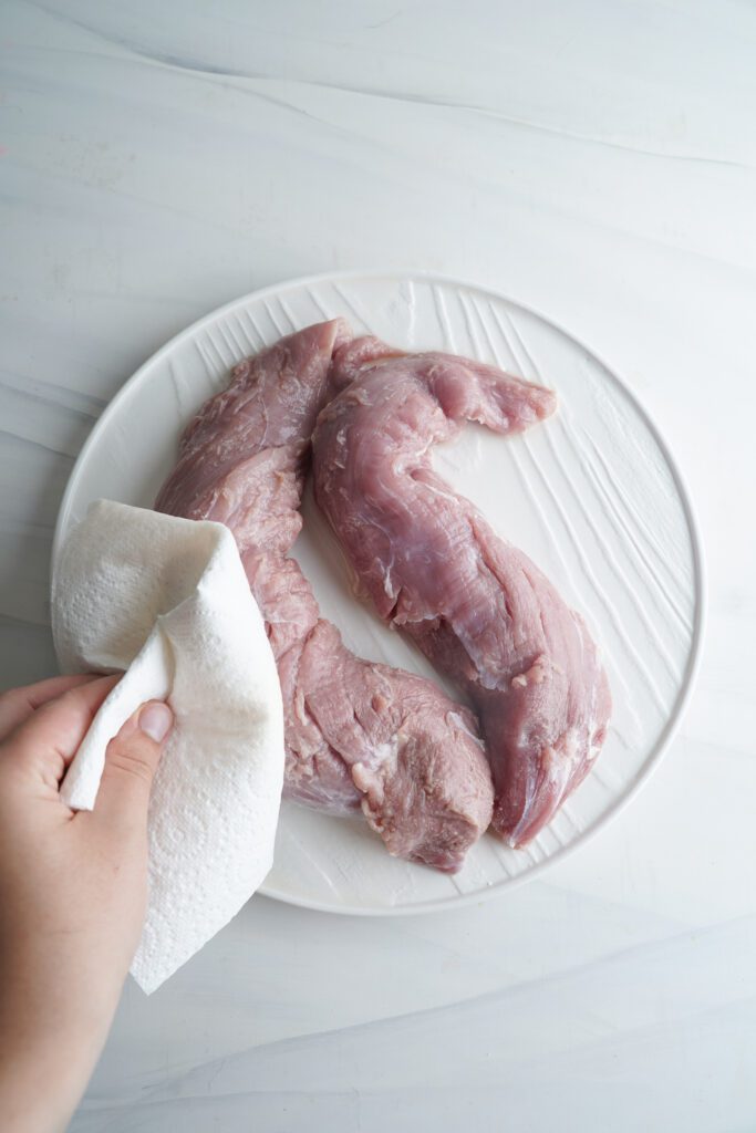 secando el solomillo de cerdo con toalla de papel | saborinspirado.com