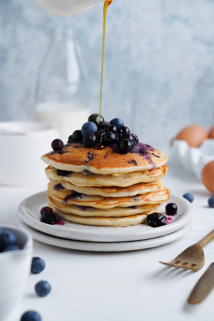 Tortitas cubiertas de jarabe y arándanos | saborinspirado.com