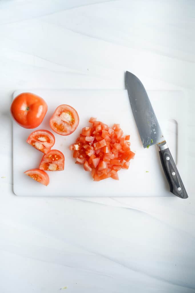 Cortando tomates para la receta de nachos | saborinspirado.com