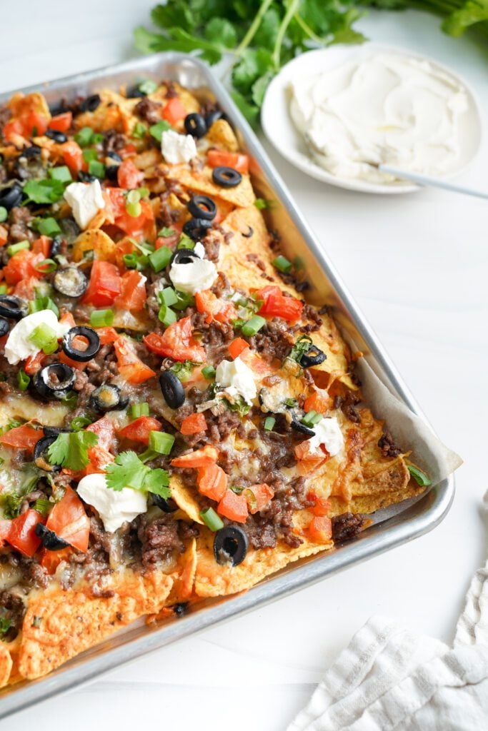 Easy Sheet Pan Nachos Recipe | saborinspirado.com