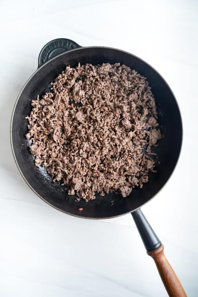 Cocinando la carne picada para la receta de nachos | saborinspirado.com