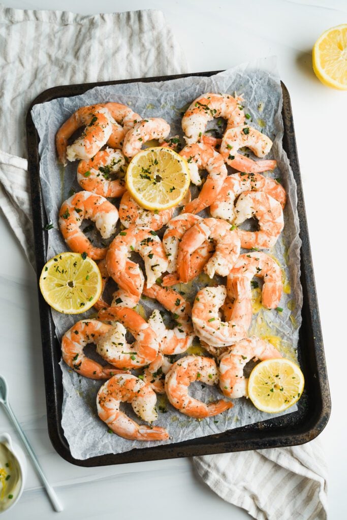 Camarones al horno con mantequilla de ajo | saborinspirado.com