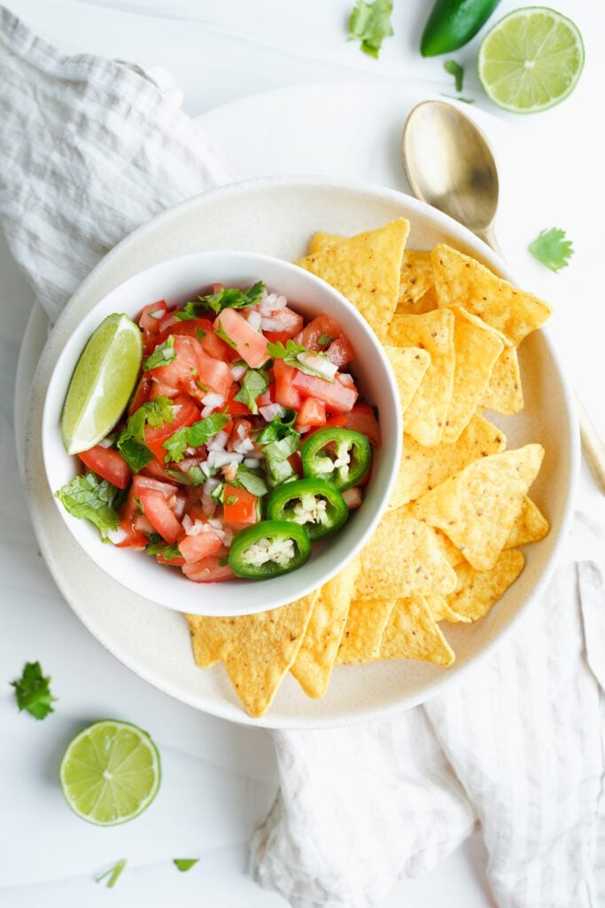 Pico de Gallo Casero con Nachos | saborinspirado.com