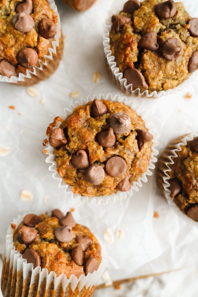 Muffins de plátano con chispas de chocolate sin harina | saborinspirado.com