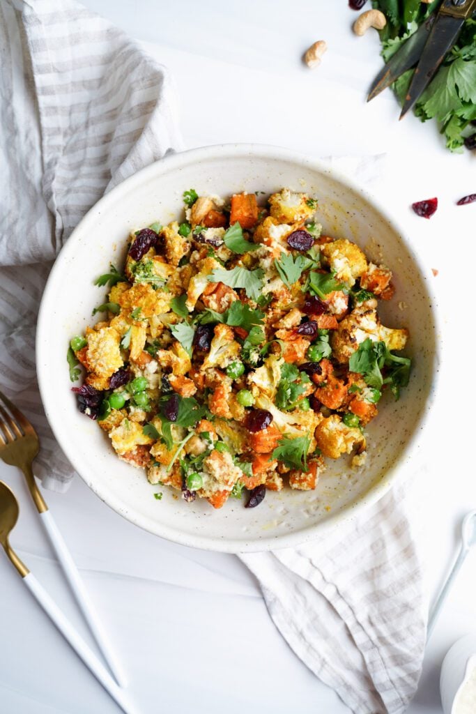 Coliflor al curry asado y boniatos | saborinspirado.com