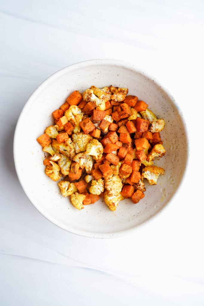 Coliflor asada al curry y boniatos | saborinspirado.com