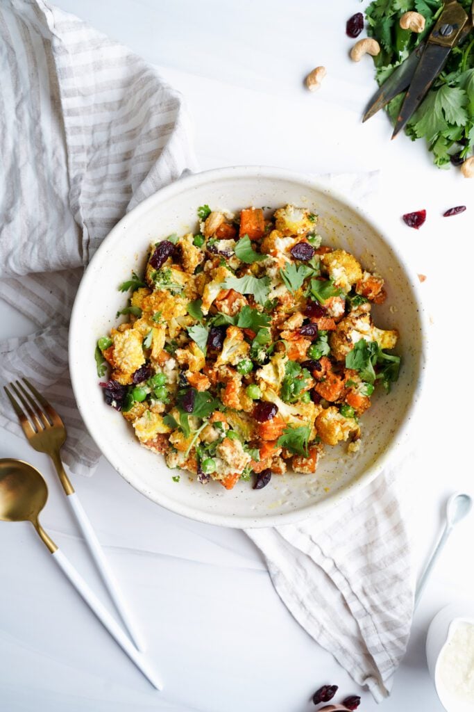 Ensalada de anacardos, coliflor y boniatos al curry | saborinspirado.com