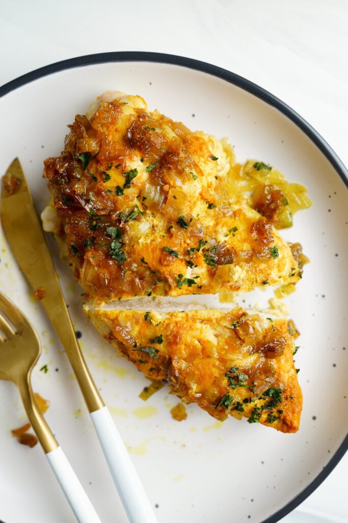 Turmeric Chicken on a plate | saborinspirado.com