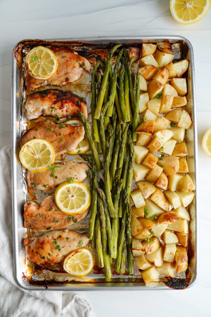 One Pan Honey Lemon Chicken With Asparagus & Baby Potatoes | saborinspirado.com