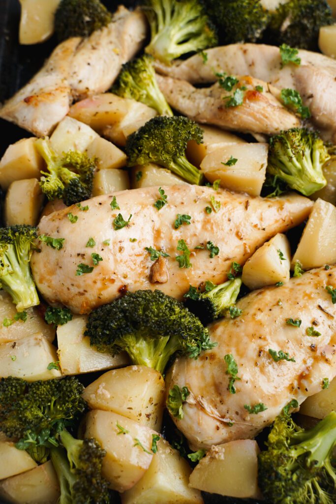 One Pan Honey Garlic Chicken With Broccoli & Potatoes | saborinspirado.com