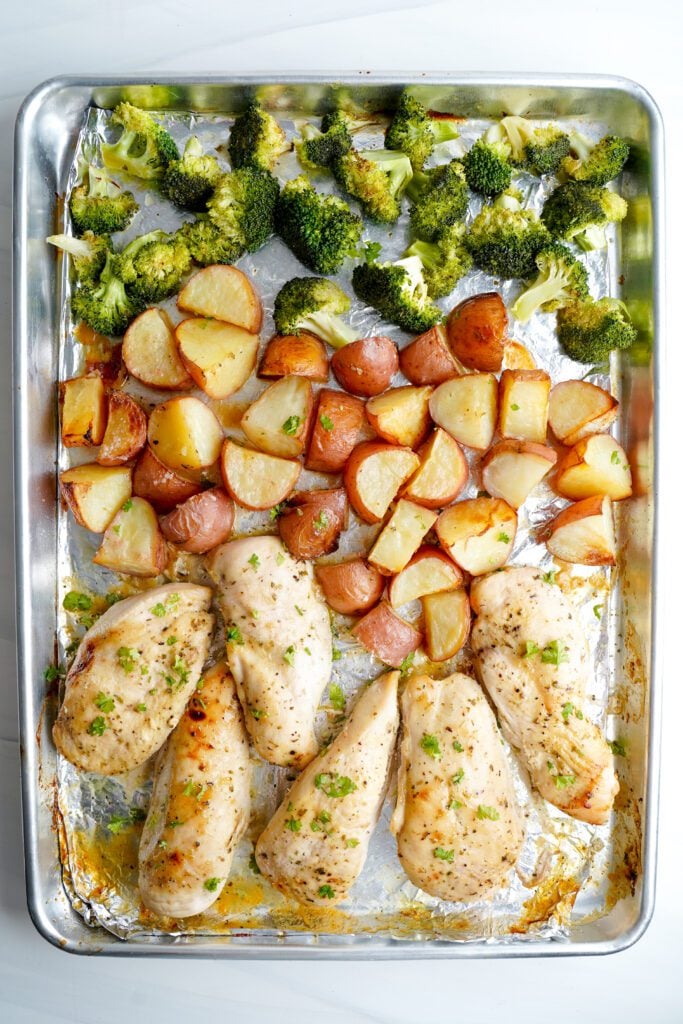 La mejor receta de pollo con miel y ajo en una sola sartén con brócoli y patatas | saborinspirado.com