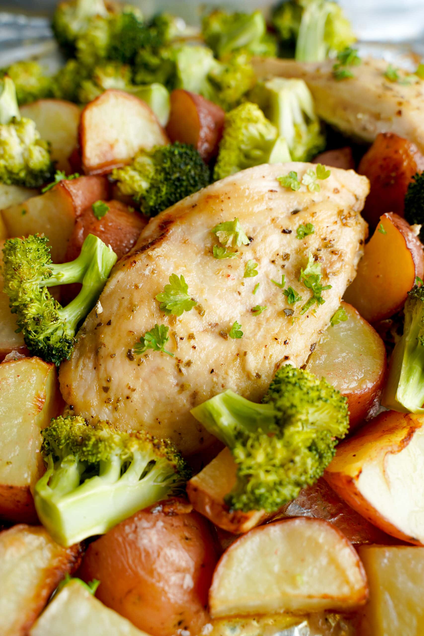 La mejor receta de brócoli y patatas con pollo al ajo y miel en una sola sartén | saborinspirado.com
