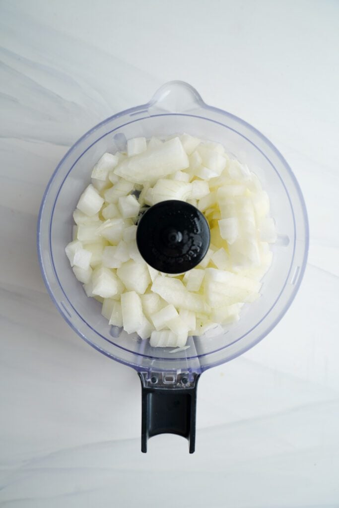 Tritura la cebolla picada y el jugo de limón hasta obtener una pasta suave | saborinspirado.com