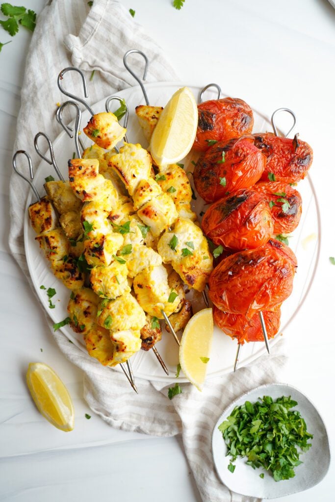Persian Chicken Joojeh Kebabs | saborinspirado.com