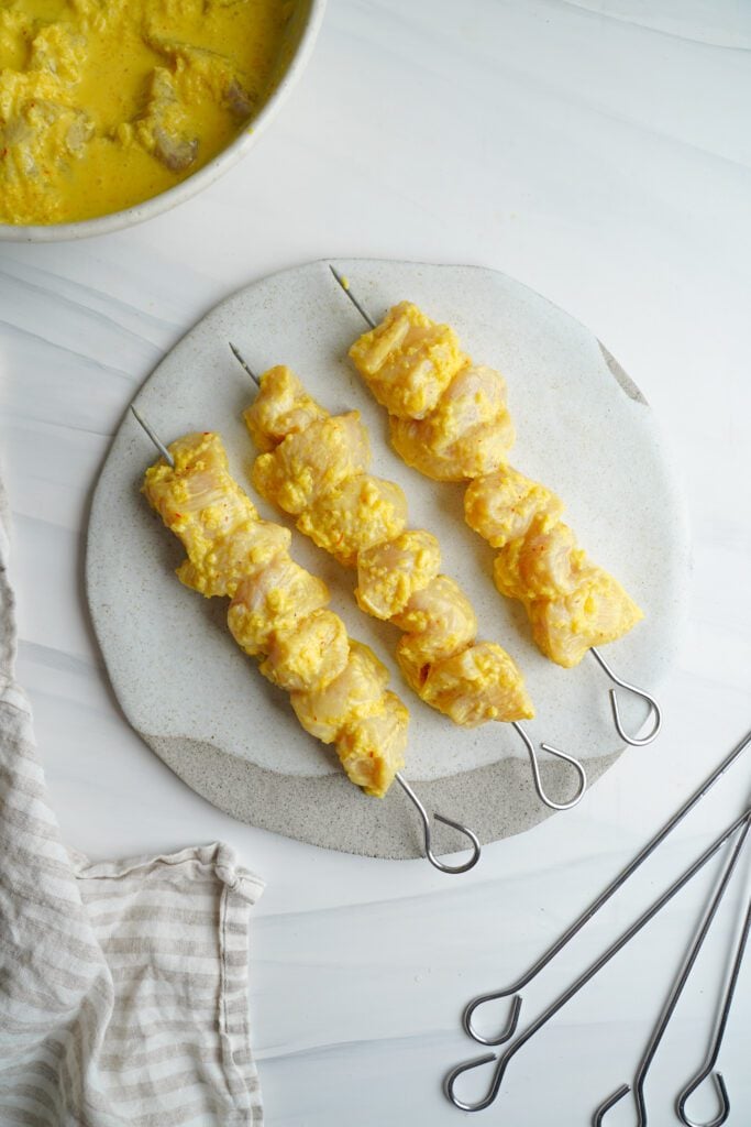 Pollo marinado con pinchos de metal | saborinspirado.com