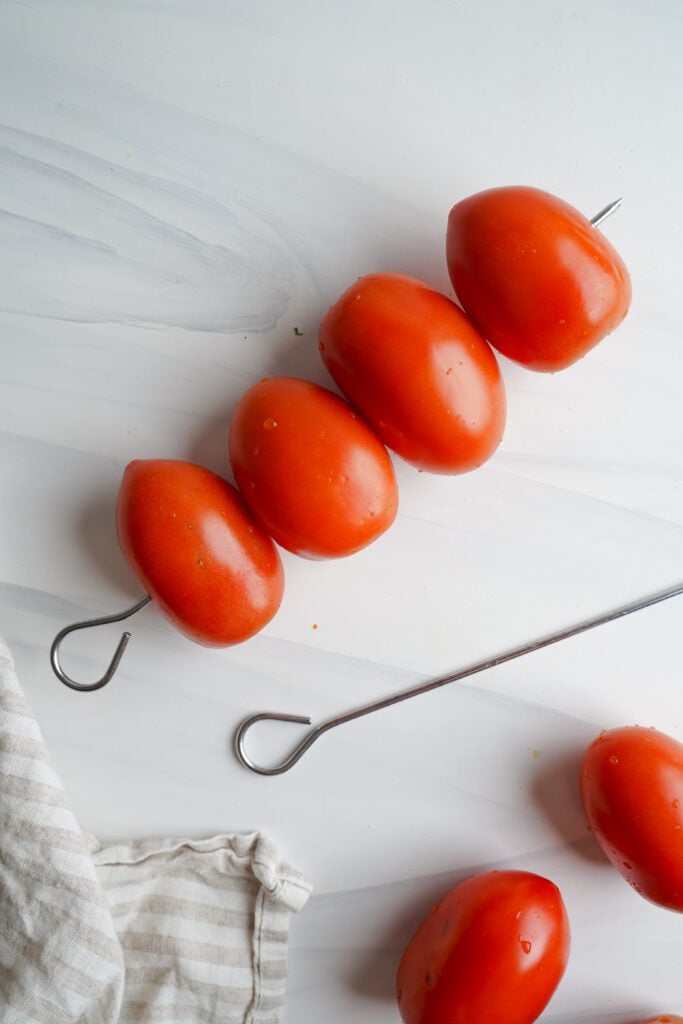 Tomate a lo largo de los pinchos de metal | saborinspirado.com