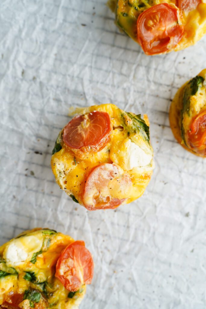 Mejores muffins de huevo espinacas, tomate y queso de cabra | saborinspirado.com