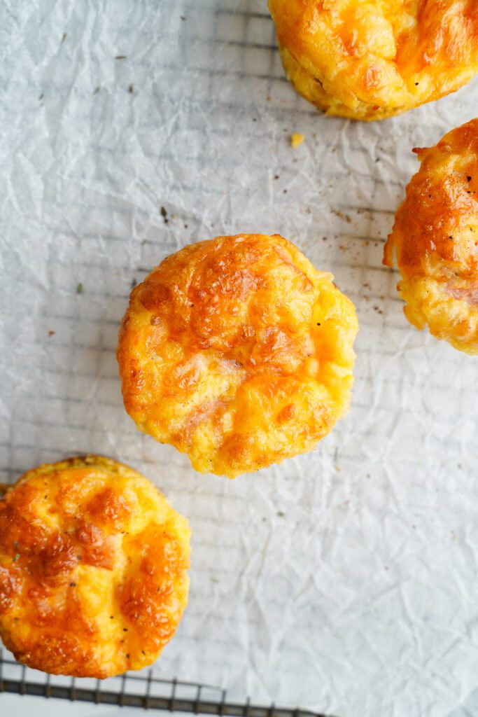 Mejores muffins de huevo fáciles hechos de tres maneras | saborinspirado.com
