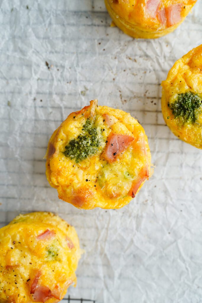 Muffins de huevo con espinacas, tomate y queso de cabra | saborinspirado.com