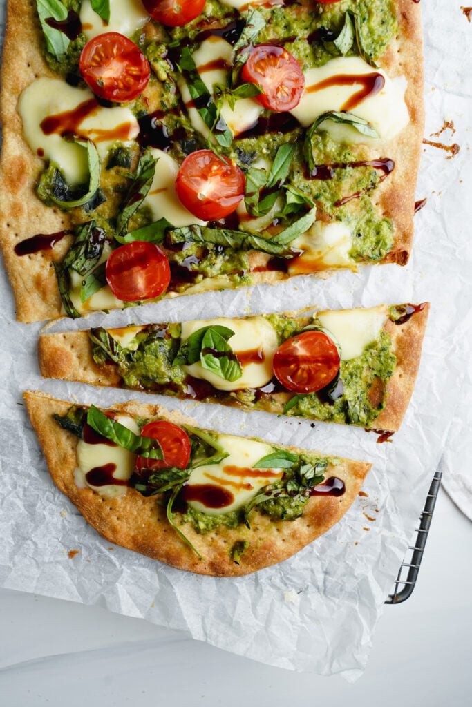 Receta de Pan Plano Caprese | saborinspirado.com