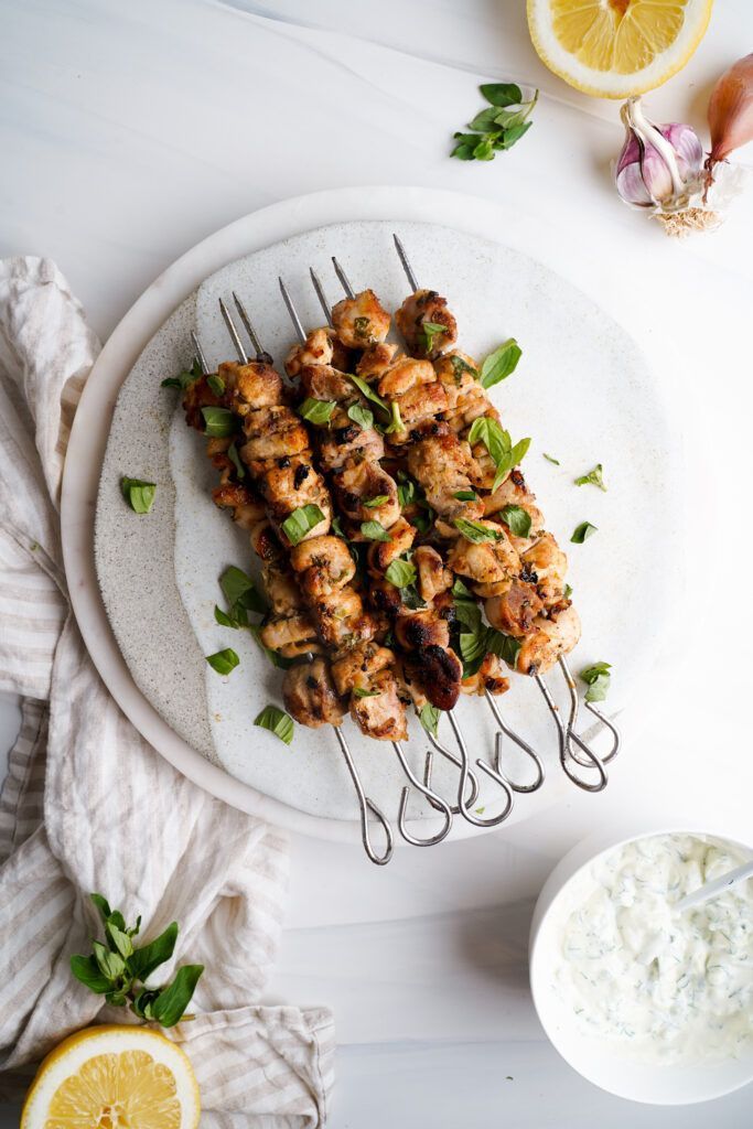 Kebabs de pollo a la parrilla en un plato