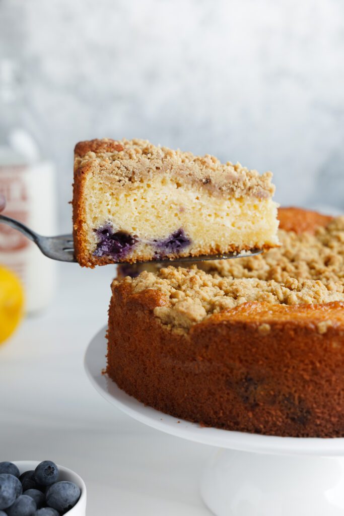 Porción de pastel de limón y arándano | saborinspirado.com