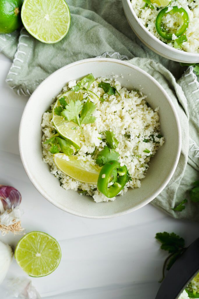 Arroz de coliflor con lima y cilantro | saborinspirado.com