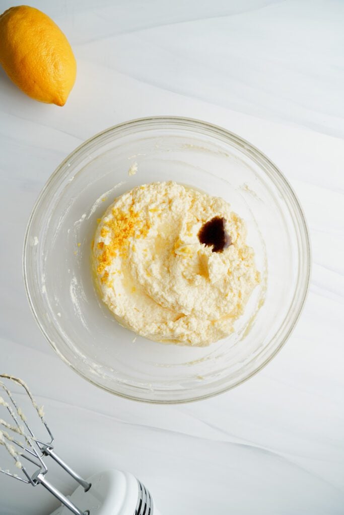 Mezcla de mantequilla, jugo de limón, extracto de vainilla y ralladura de limón | saborinspirado.com