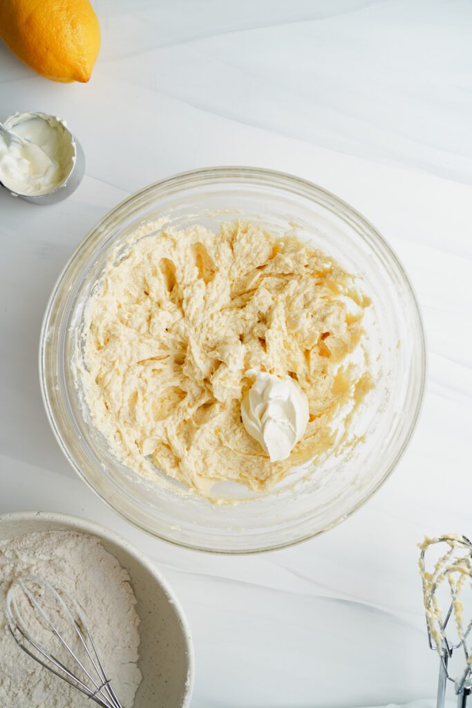 Harina mezclada con crema agria y mantequilla en un tazón | saborinspirado.com