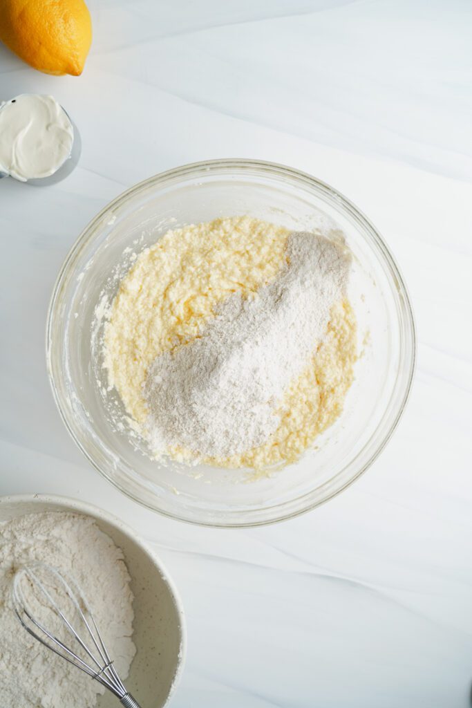 Harina mezclada con crema agria en un tazón | saborinspirado.com