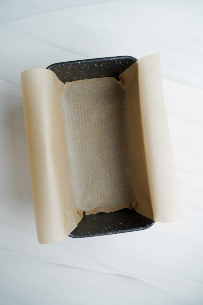 Un molde forrado con papel pergamino | saborinspirado.com