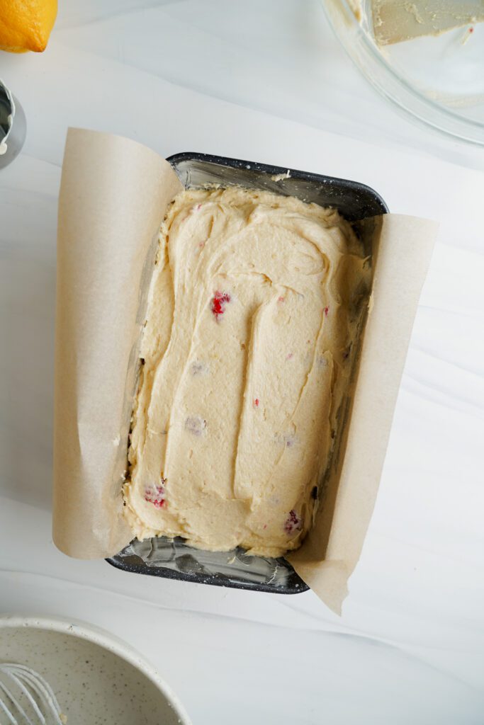 Masa en un molde forrado con papel pergamino | saborinspirado.com