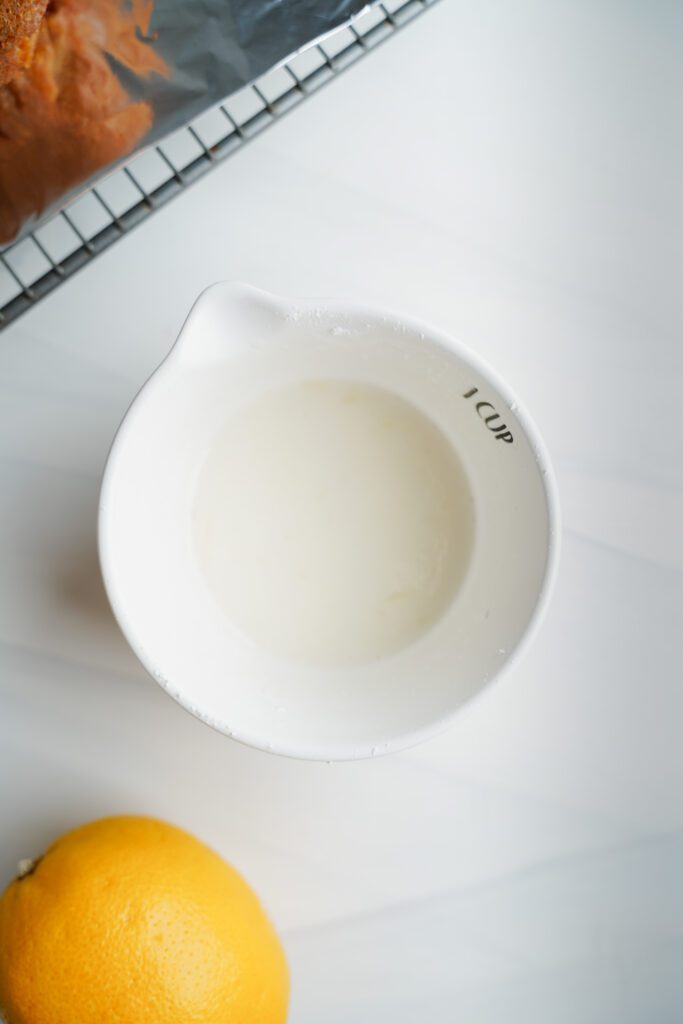 Glaseado de limón en un tazón | saborinspirado.com