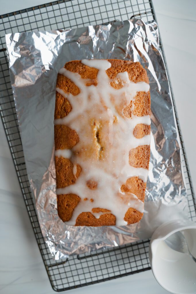 Pan de limón y frambuesa con glaseado de limón | saborinspirado.com