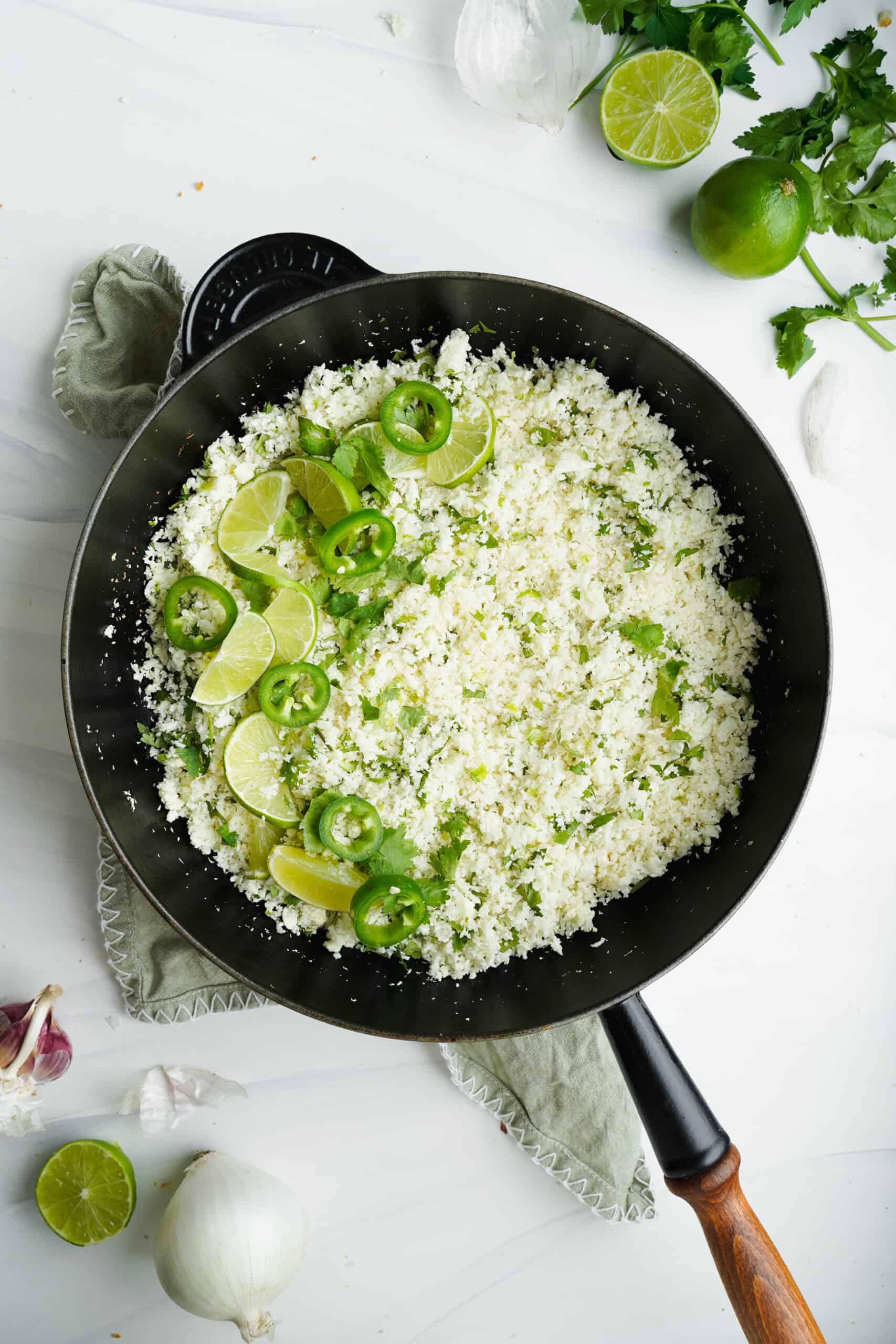 Receta saludable de arroz de coliflor con lima y cilantro | saborinspirado.com
